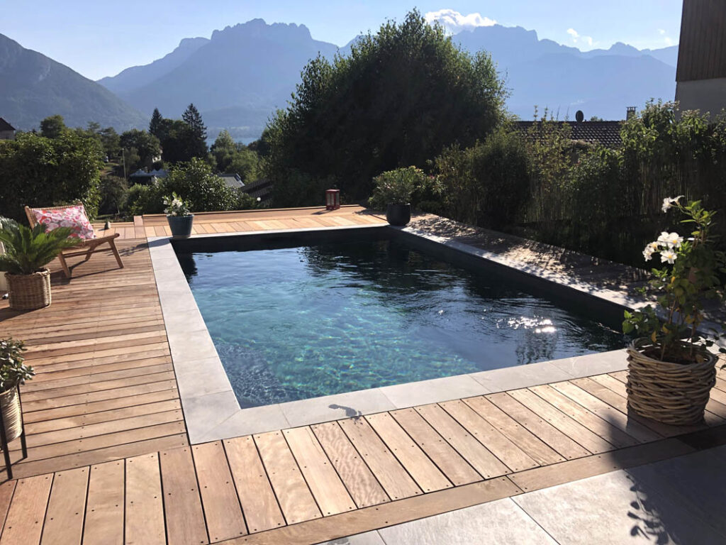 piscine et terrasse à sevrier par l'architecte Cezembre architecture