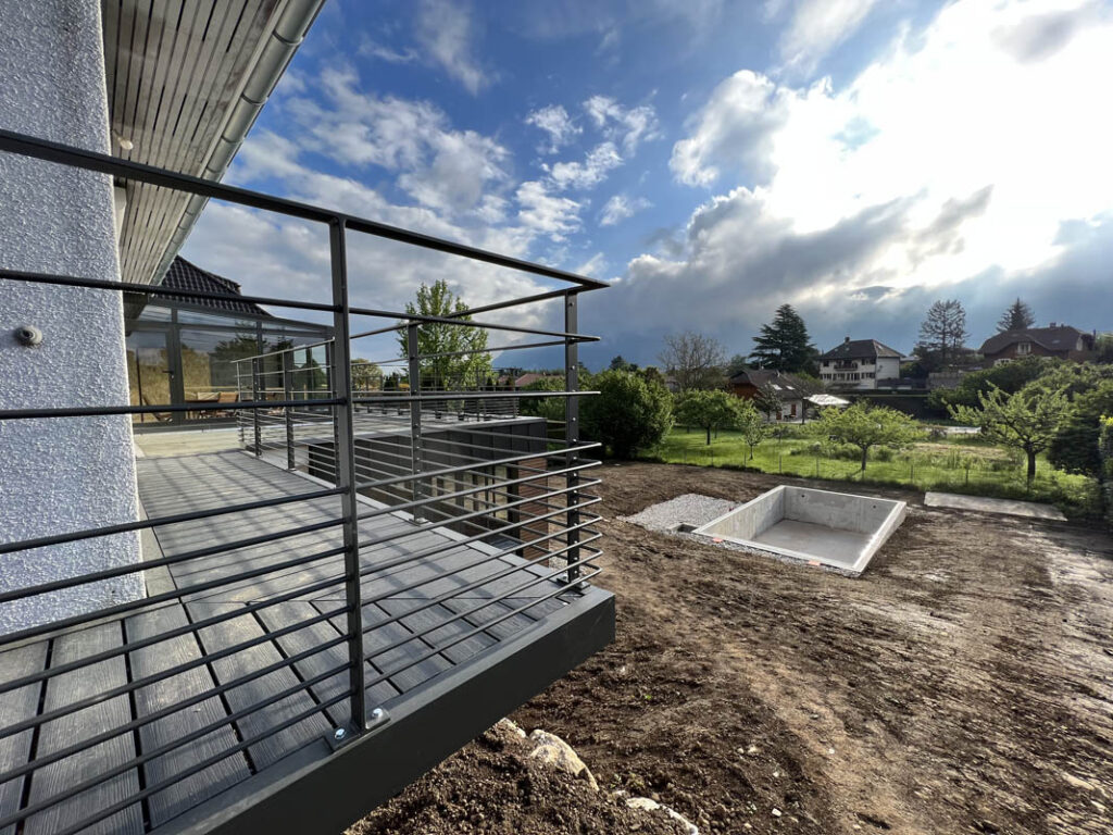 extension et terrasse suspendue, par l'architecte Anne Cécile Azzolin à Sévrier