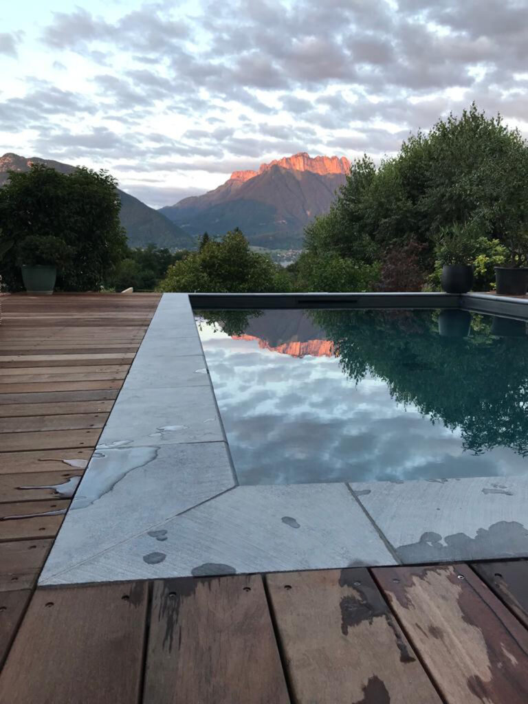 piscine et aménagements exterieurs imaginés par l'architecte Anne Cécile Azzolin, Cezembre Architecture à Sevrier