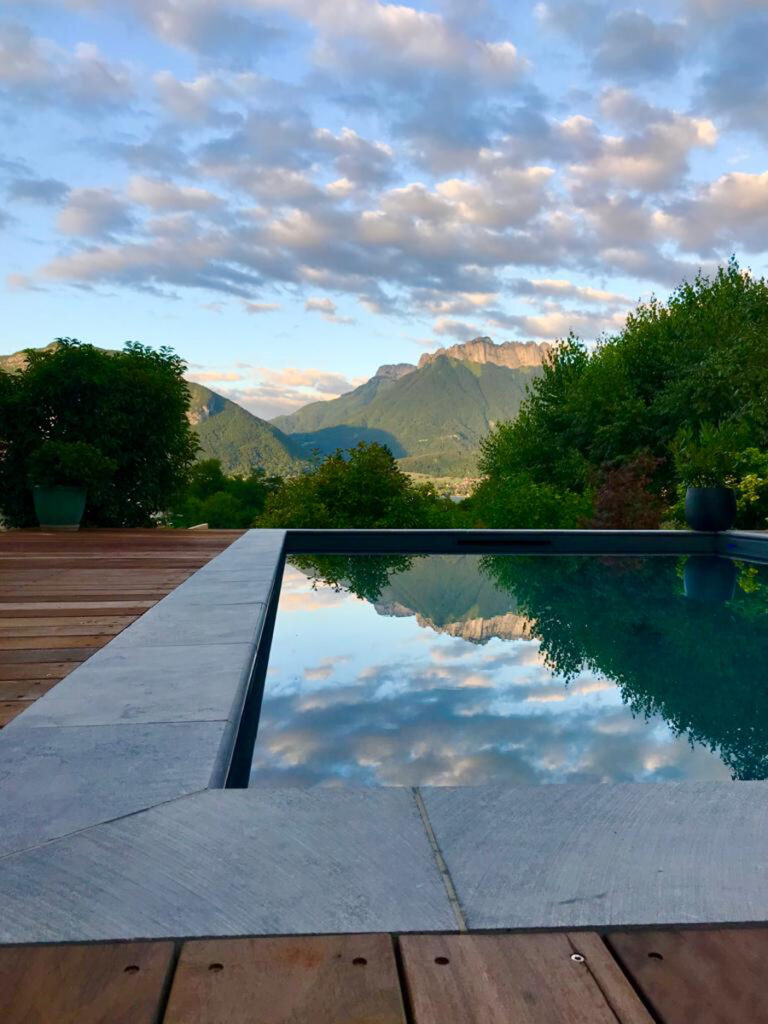 piscine et aménagements exterieurs imaginés par l'architecte Anne Cécile Azzolin, Cezembre Architecture à Sevrier