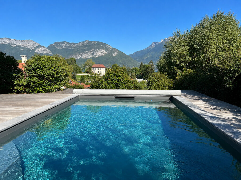 piscine et aménagements exterieurs imaginés par l'architecte Anne Cécile Azzolin, Cezembre Architecture à Sevrier